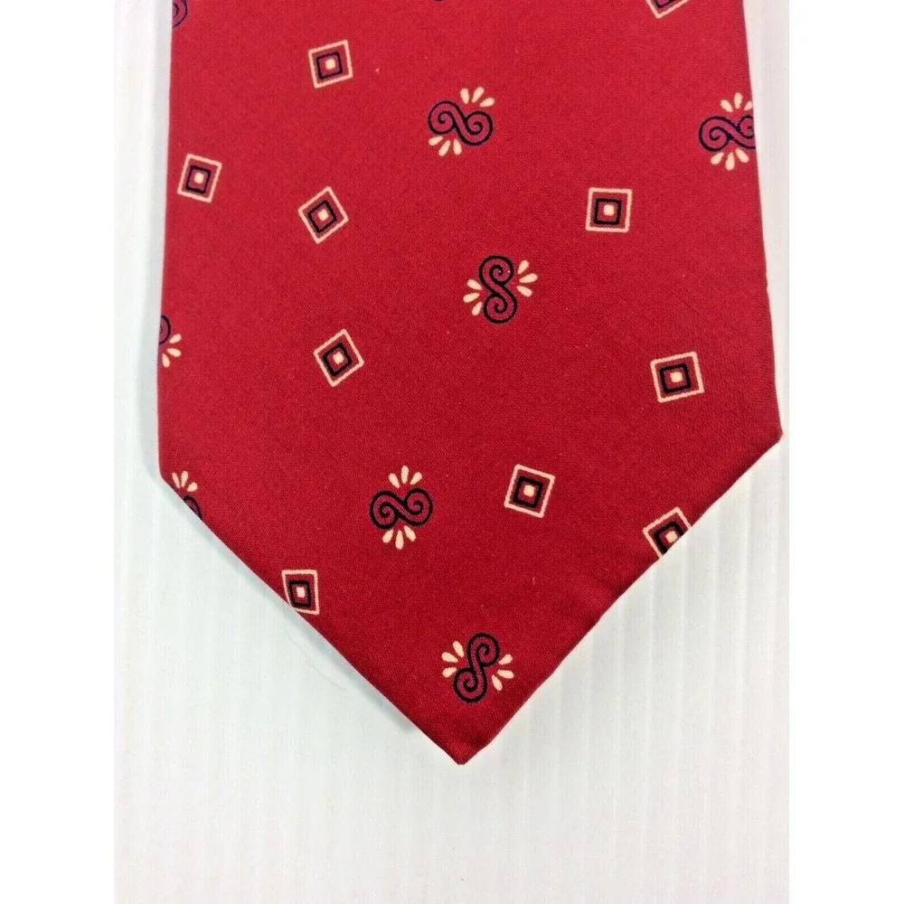Claiborne Mens Tie 3.5 in W x L 57 Silk Burgundy Red Black White Geometric